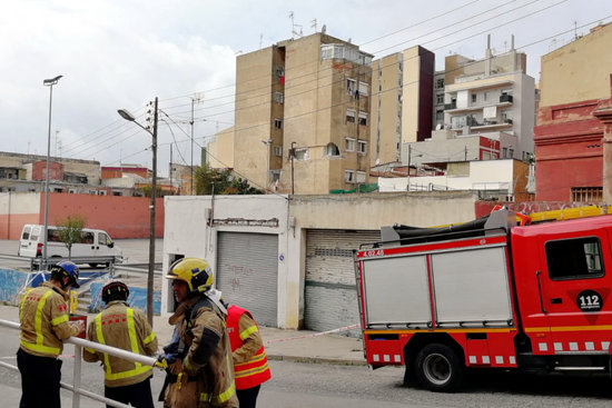 Fire fighters working in the Badalona area affected by a building's faulty structure (Ajuntament de Badalona)